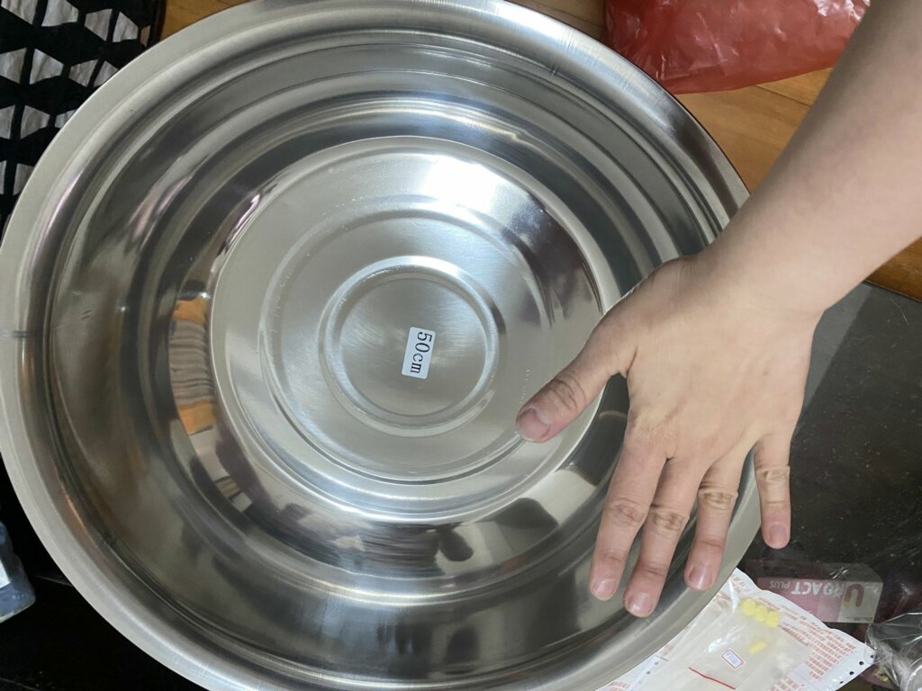貓咪「百元散熱神物」菜市場買得到!整碗睡到翻 飼主笑:一躺都不起來 醃泡菜意外發現的散熱好物!飼主 Stella Yen 日前買回一個不銹鋼盆,引來家裡貓咪的好奇圍觀,其中一隻愛貓「吐司」對於冰冰涼涼的鋼盆愛不釋手,枕在小軟墊上睡到翻肚,似乎把鋼盆當作散熱道具,讓飼主看了笑說,「吐司一睡都不起來換其他貓睡看看!」