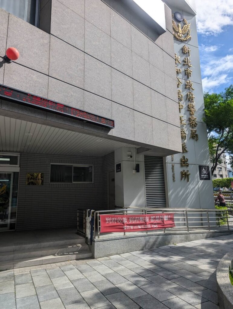 新北市動保處日前接獲永和區中正橋派出所通報，民眾在中正路超商門口發現 1 隻黃嘴白羽柯爾鴨，須帶回安置並代尋失主，經獸醫師檢查無外傷經公告認領，1 天內家住永和林小姐就致電表示，她所飼養的鴨子昨日從自家 5 樓陽台跳下後不見蹤影，動保處經查地緣關係，確認林小姐為飼主後予以領回，也建議飼主可以幫寵物注射晶片或套裝腳環，此措施可為飼主提高失而復得的機率。