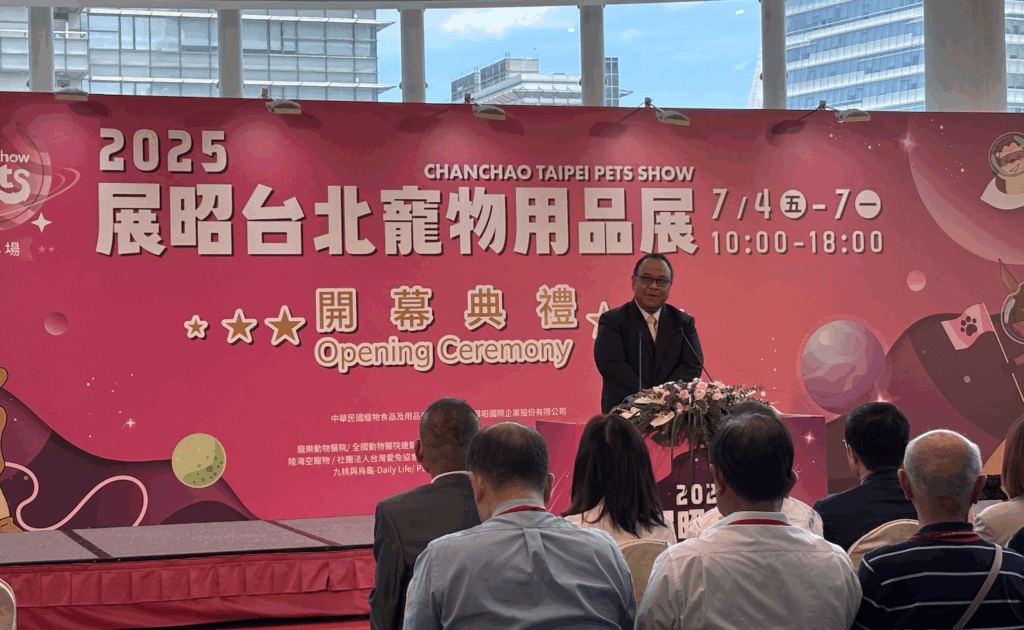 全台最大寵物用品展開跑! 農業部動保司長、台北市副市長出席剪綵儀式 2025 年展昭台北寵物用品展今(4日)開跑,於南港展覽館 1 樓、4 樓展出,集結國內外知名廠牌業者、動物醫院體系、寵物食品公會及各界專家共同參與,創下台灣史上最大寵物展紀錄,現場同時也進行國際論壇交流,由農業部主辦的 2025 國際寵物產業論壇,邀集北美、歐洲、日本專家、國內學研單位及產業代表,共同探討如何以科學化思維,推動寵物食品產業新進化。