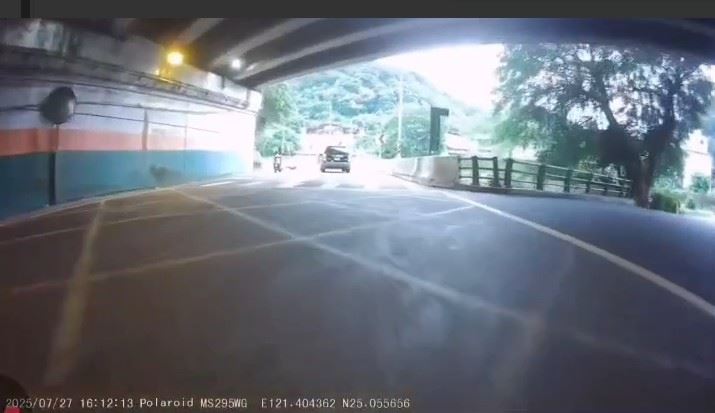 新北黃狗「遭綁汽車」沿路拖行骨骼暴露 飼主疏忽被重罰7萬5千元 新北市泰山區大科一路傳出有汽車駕駛綁狗拖行的事件,一輛行駛中的汽車後頭綁著一隻黃狗沿路拖行,狗狗四肢和腹部嚴重磨傷,甚至有骨骼暴露。新北市動保處介入調查,得知為飼主忽失所導致,已自行送狗狗就醫,由於犬隻受傷嚴重,動保處依法裁罰 7 萬 5 千元並沒入犬隻。