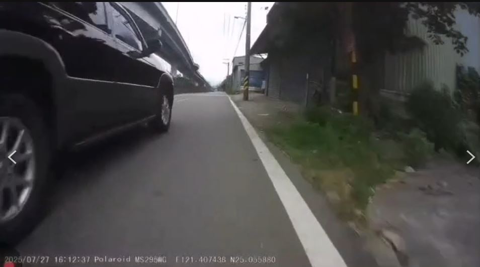 新北黃狗「遭綁汽車」沿路拖行骨骼暴露 飼主疏忽被重罰7萬5千元 新北市泰山區大科一路傳出有汽車駕駛綁狗拖行的事件,一輛行駛中的汽車後頭綁著一隻黃狗沿路拖行,狗狗四肢和腹部嚴重磨傷,甚至有骨骼暴露。新北市動保處介入調查,得知為飼主忽失所導致,已自行送狗狗就醫,由於犬隻受傷嚴重,動保處依法裁罰 7 萬 5 千元並沒入犬隻。