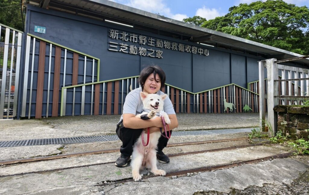 新北市石門富基海岸前陣子出現一隻流浪的小白狗，前腳骨折彎曲無法正常行走，徘徊在馬路旁邊，路過人車驚險閃避，由動保處接獲通報協助安置，同時進行醫療處置。小白狗從一開始的警戒怕生，重拾對人類的信任和依賴，也幫自己找到一輩子的家人，放下戒心會笑了。