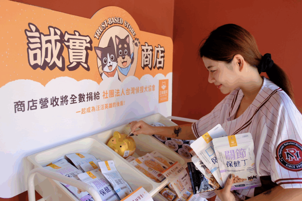 球場裡多了許多可愛的毛孩身影！桃園市政府動保處與樂天桃猿球團攜手規劃的「棒球場寵物樂園」將於 8 月 22 日於樂天桃園棒球場正式啟用，成為全台首創的寵物友善觀賽體驗。球迷將可與毛孩一同進場，共享熱血比賽時光，購買寵物專區門票的球迷，可獲得由汪喵星球提供的限量友善大禮包，狗狗也能一起享受比賽樂趣。