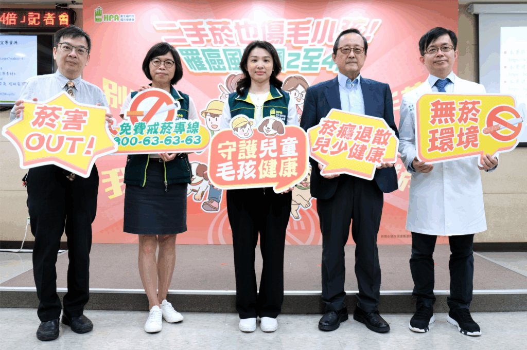 毛孩吸二手菸罹癌率飆4倍! 狗狗「肺部全黑」因為這件事 國人飼養毛小孩比例逐年增加,台灣飼養犬貓數量高達 279 萬隻,家中有吸煙習慣者除了影響家庭成員,也會連帶影響毛孩健康。中華民國獸醫師公會全國聯合會理事長譚大倫表示,毛孩可能因二手菸罹患呼吸道疾病及癌症,透過直接吸入二手菸,或舔毛髮攝入菸草化合物(三手菸)造成身體危害,罹癌機率相較於無煙環境高出 2-4 倍。