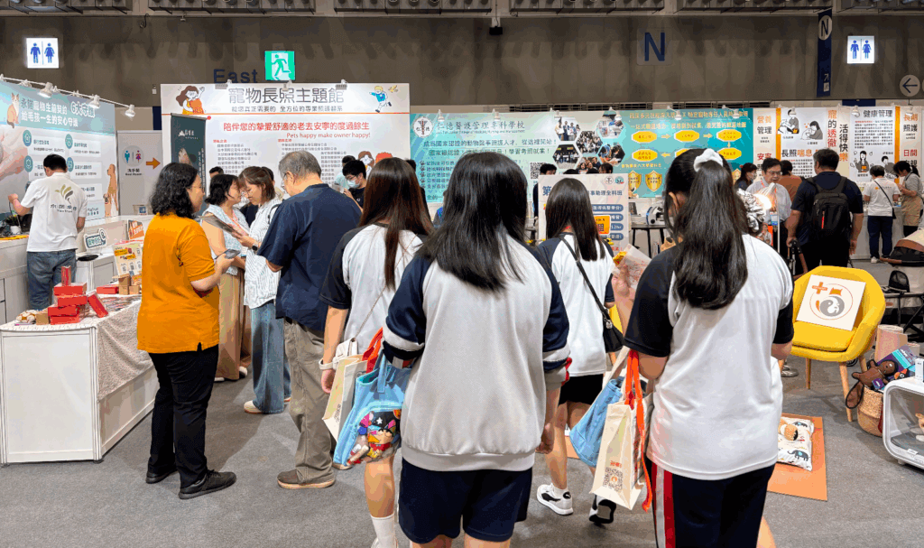 台灣邁入超高齡社會不只需要人照顧，寵物也逐漸高齡化，難免面對老化與失智的挑戰，2025 第六屆台北國際照護博覽會此次擴大「寵物長照館」，更聚焦在高齡犬貓照護，從寵物營養保健、預防醫學到善終規劃，多面向整合，讓飼主陪伴高齡毛孩共享有品質的健康生活。