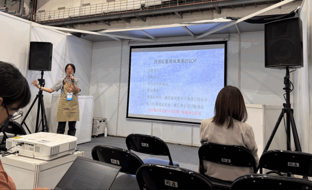 2025 第六屆國際照顧博覽會 25 至 27 日於南港展覽館開跑，此次展館中包含寵物長照主題館，現場也連續舉辦 3 天論壇，邀請邀請獸醫師、營養師、各類長照照護人士分享知識。營養師詹謦鴻在論壇中分享老年動物營養的照護點，包含營養上的調整、保健品何時開始吃、熱量調整。