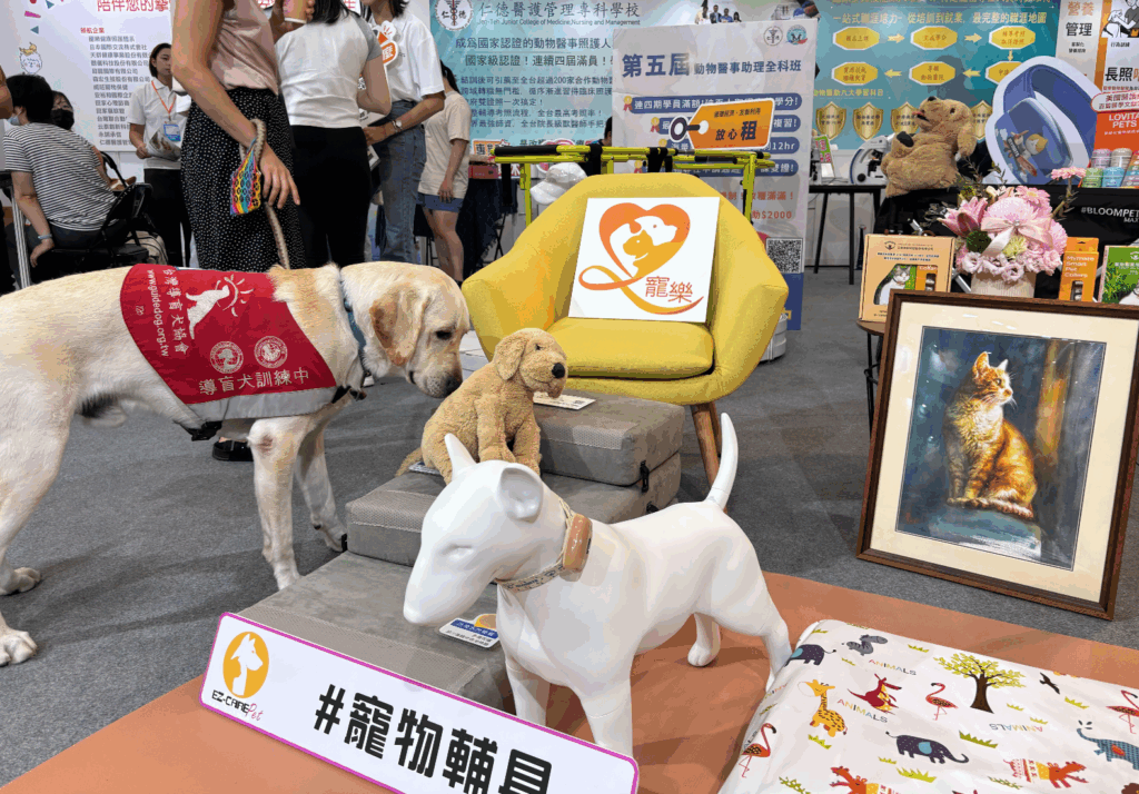 2025 第六屆國際照顧博覽會 25 至 27 日於南港展覽館開跑，此次展館中包含寵物長照主題館，現場也連續舉辦 3 天論壇，邀請邀請獸醫師、營養師、各類長照照護人士分享知識。營養師詹謦鴻在論壇中分享老年動物營養的照護點，包含營養上的調整、保健品何時開始吃、熱量調整。