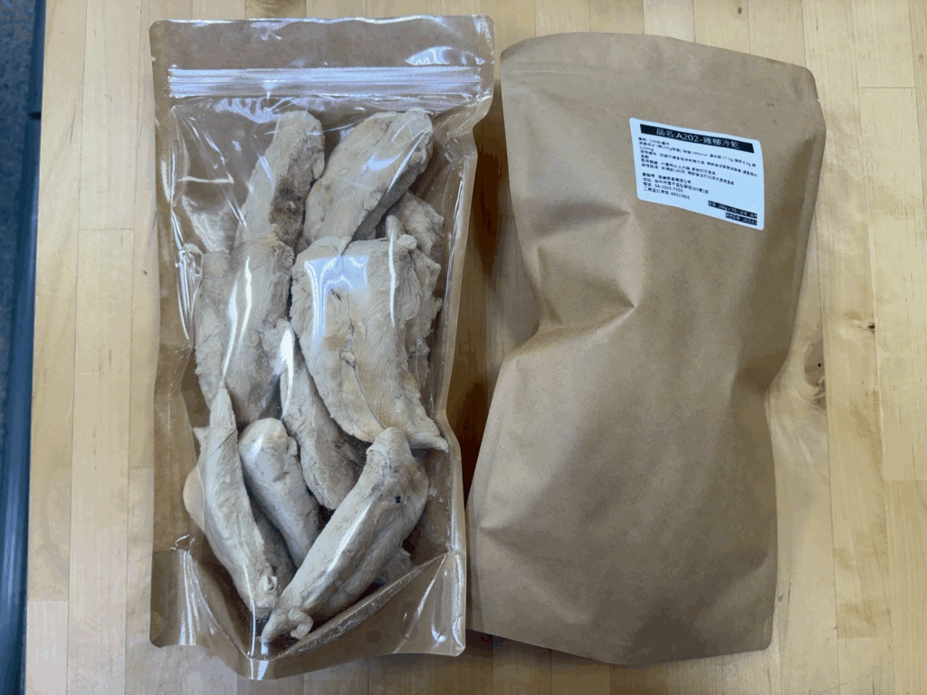貓奴注意!10月檢驗出3件寵物食品不合格 這款貓草雞肉片要避開餵食 寵物食品安全一直以來是飼主注重的議題,新北市動保處及台中市動保處日前公布 3 款檢疫不合格的寵物食品,不合格原因分別為沙門氏桿菌陽性及重金屬超標,3 件當中有 2 件食品為犬貓共用凍乾,目前凍乾皆已全數銷毀,另外一款貓草雞肉片已命廠商下架回收。