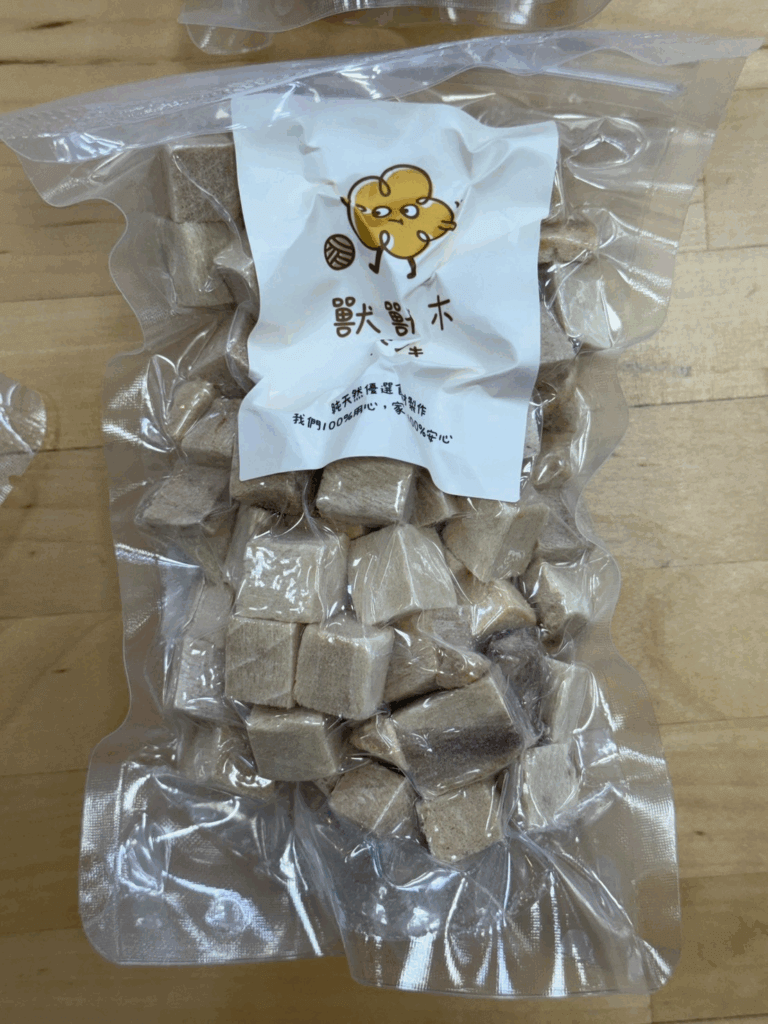 貓奴注意!10月檢驗出3件寵物食品不合格 這款貓草雞肉片要避開餵食 寵物食品安全一直以來是飼主注重的議題,新北市動保處及台中市動保處日前公布 3 款檢疫不合格的寵物食品,不合格原因分別為沙門氏桿菌陽性及重金屬超標,3 件當中有 2 件食品為犬貓共用凍乾,目前凍乾皆已全數銷毀,另外一款貓草雞肉片已命廠商下架回收。