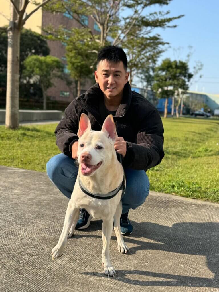 台灣知名女演員洪小鈴拍攝過無數廣告，曾出演《戀愛女王》、《放羊的星星》、《真愛找麻煩》等多部賣座影劇，更曾入圍第 47 屆金鐘獎戲劇節目女配角獎，演藝上擁有亮眼成績，私底下的生活也富含色彩，與同為演員的張天霖結為夫妻，誕下女兒「小鈴噹」享受成為人母的那一份喜悅，喜愛狗狗的她還有一隻 14 歲愛犬「馬尼」，陪伴著洪小鈴經歷演藝生活到結婚生子。