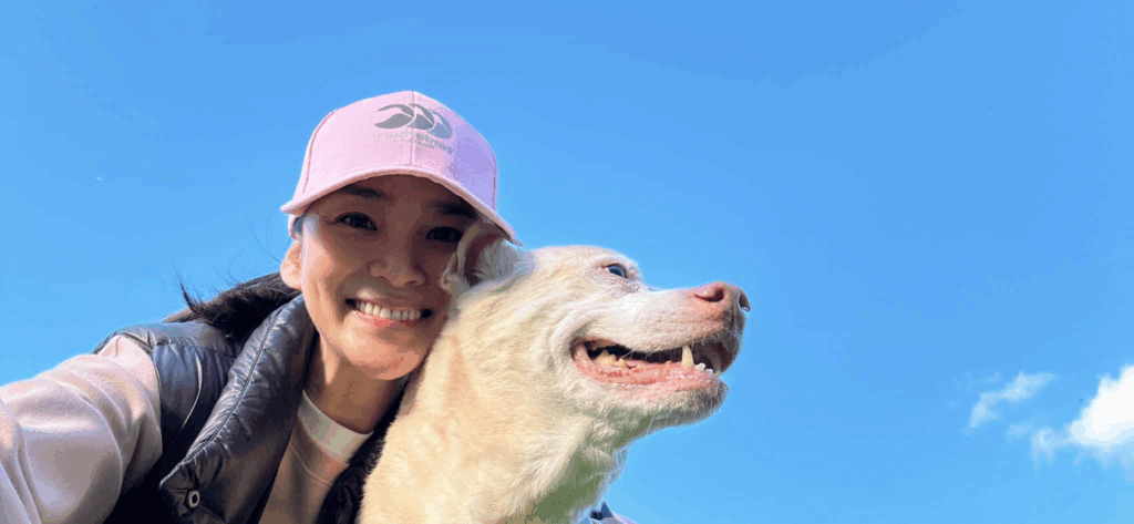 帶狗散步女童大喊「媽媽,這裡有豬!」 洪小鈴愛犬正面照曝光 藝人洪小鈴家中的 14 年前撿到愛犬「馬尼」,一路陪伴她走過人生各個階段,馬尼天生有著淡粉色的「小豬鼻」,具有象徵性的特色標誌,即使邁入高齡也仍維持,甚至還曾被小女童誤認為是豬,指著馬尼要媽媽一起來看。