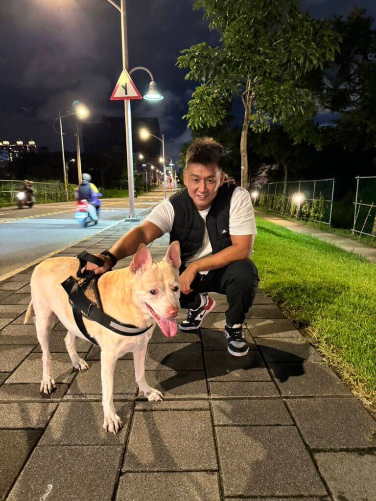 台灣知名女演員洪小鈴拍攝過無數廣告，曾出演《戀愛女王》、《放羊的星星》、《真愛找麻煩》等多部賣座影劇，更曾入圍第 47 屆金鐘獎戲劇節目女配角獎，演藝上擁有亮眼成績，私底下的生活也富含色彩，與同為演員的張天霖結為夫妻，誕下女兒「小鈴噹」享受成為人母的那一份喜悅，喜愛狗狗的她還有一隻 14 歲愛犬「馬尼」，陪伴著洪小鈴經歷演藝生活到結婚生子。