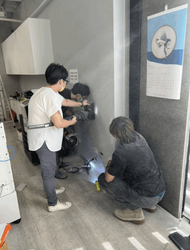 新北市動保處日前接獲通報，八里區仁愛路 228 號一間工廠有一隻小貓受困在鐵皮外牆縫隙內，動保處獲報後即派員前往救援。最後在工廠老闆娘及員工合力協助下成功救援將貓咪救出，小貓咪本身外觀上並無明顯外傷，活力十分良好，給予牛奶喝也迅速喝完，老闆娘也決定認養這隻跟她們很緣分的小貓。