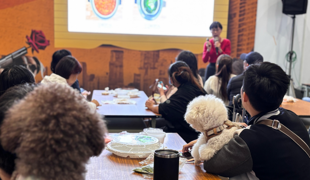 冬季寵物展/寵物展開跑第一天「萌寵教室爆滿!」 5 大精選亮點帶你逛 2025 上聯台北國際寵物用品博覽會 (冬季展) 2025 台北貓展於 12 月 5 日至 8 日南港展覽二館盛大登場,本次集結百家品牌,還有許多精彩活動和特色攤位,開跑第一天現場已破萬人到場,小編也集結 5 個本次寵物展的精選亮點,帶大家一起來看看有哪些好逛好玩的店家。