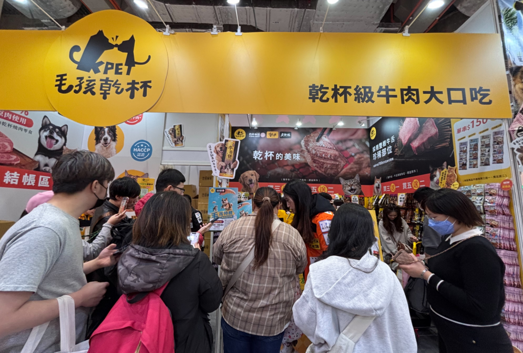 冬季寵物展/寵物展開跑第一天「萌寵教室爆滿!」 5 大精選亮點帶你逛 2025 上聯台北國際寵物用品博覽會 (冬季展) 2025 台北貓展於 12 月 5 日至 8 日南港展覽二館盛大登場,本次集結百家品牌,還有許多精彩活動和特色攤位,開跑第一天現場已破萬人到場,小編也集結 5 個本次寵物展的精選亮點,帶大家一起來看看有哪些好逛好玩的店家。