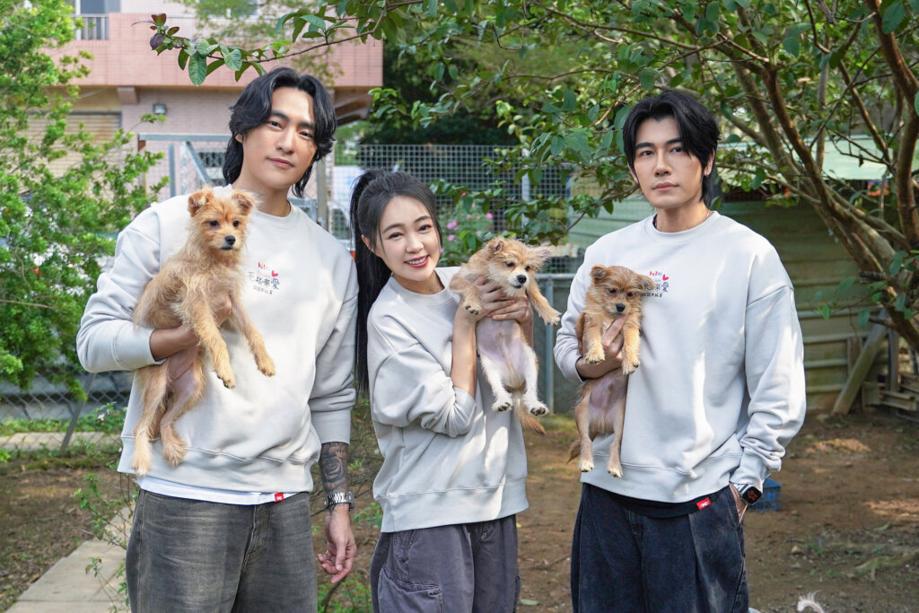 快電商攜手 Hit Fm 聯播網與全台寵物通路寵物公園，共同發起公益行動【毛起來愛 飽飽不孤單】，號召社會大眾一同加入集糧送愛行列，活動至今一個月，已募得 7300 公斤，支援台灣動物緊急救援小組幫助無家可歸的毛孩能夠安心吃飯、健康長大。