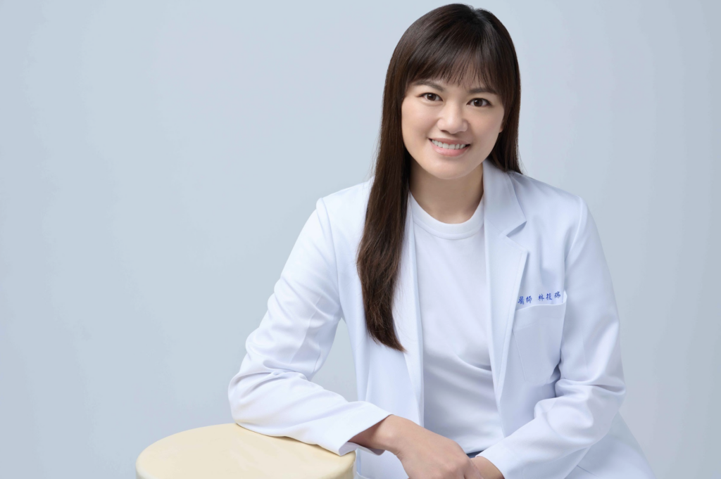 氣團一波接一波來襲，除了長輩要小心保暖，家中高齡犬貓也得多留意。獸醫示警，如果發現毛孩睡醒出現異常定格行為、抗拒散步走到門口就想回頭，或是出現睡眠不安穩、趴不下去或半夜頻繁換姿勢，甚至對撫摸產生抗拒閃躲等行為，都需要提高警覺。此外，狗貓晨間或夜間乾咳，也常被誤認為感冒，其實可能是心臟肥大壓迫氣管，或輕微肺積水的身體警訊。