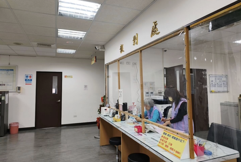 品種貓「買回來就生病」引糾紛 新北動保:選購寵物要三思 新北市近期發生多起寵物買賣糾紛,有消費者反映購買幼犬、幼貓後,短期內生病甚至死亡,引發醫療費用、退換貨及責任歸屬等消費糾紛。新北市動保處表示,由於一般消費者對動物整體健康狀況及幼齡犬貓適應新環境能力認知有限,加上部分品種幼犬貓抵抗力較弱,常在更換環境後發病,導致爭議層出不窮。動保處呼籲,切勿因一時喜愛而衝動消費,寵物買賣契約並非白紙一張,後續生命照護成本更不容忽視。