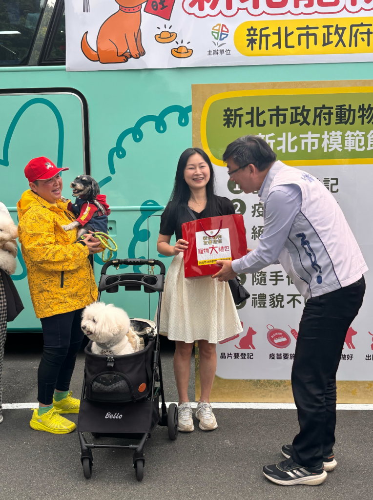為推廣寵物友善城市與飼養責任觀念，新北市動保處辦理票選冠軍路線一日遊「淡水漁人碼頭及淡水老街」體驗團，邀請 17 隻狗狗與飼主共同參與一日遊行程，實地走訪票選冠軍路線，展現新北市打造人寵共遊環境的成果。