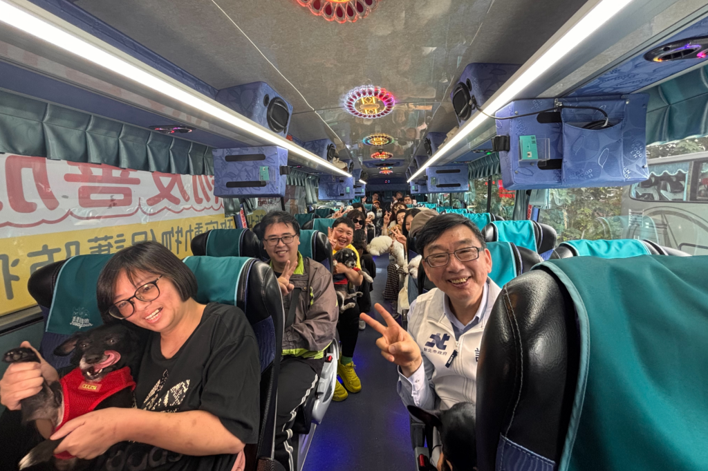 為推廣寵物友善城市與飼養責任觀念，新北市動保處辦理票選冠軍路線一日遊「淡水漁人碼頭及淡水老街」體驗團，邀請 17 隻狗狗與飼主共同參與一日遊行程，實地走訪票選冠軍路線，展現新北市打造人寵共遊環境的成果。