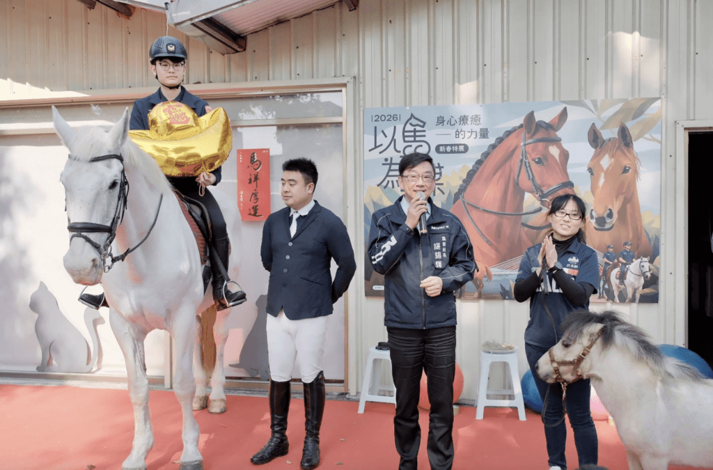 「馬年新春特展」打造動物友善城市 早療童輕撫馬兒鬃毛:牠好溫柔 迎接馬年到來,新北市動保處舉辦「以馬為媒:身心療癒的力量新春特展」,透過馬匹行為解析、醫療照護分享及多元互動體驗,引領民眾深入認識馬匹習性與動物福利理念,邀請多位專家參與推廣生命教育,傳達「動物療癒人,人也療癒動物」的關懷精神。展覽將展出至 4 月 30 日,歡迎民眾前去參觀,感受馬兒帶來的溫柔與力量。