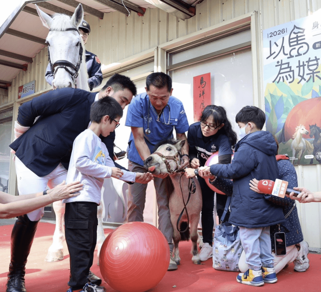 「馬年新春特展」打造動物友善城市 早療童輕撫馬兒鬃毛:牠好溫柔 迎接馬年到來,新北市動保處舉辦「以馬為媒:身心療癒的力量新春特展」,透過馬匹行為解析、醫療照護分享及多元互動體驗,引領民眾深入認識馬匹習性與動物福利理念,邀請多位專家參與推廣生命教育,傳達「動物療癒人,人也療癒動物」的關懷精神。展覽將展出至 4 月 30 日,歡迎民眾前去參觀,感受馬兒帶來的溫柔與力量。