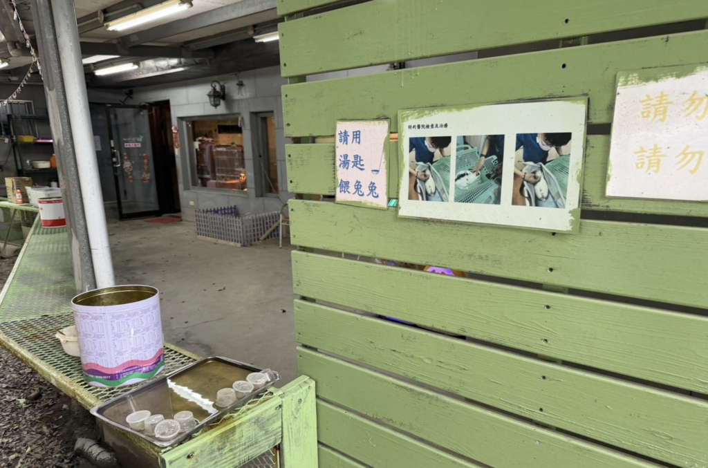 新北市八里區有業者於臉書刊登「歡迎大家前往兔子餐廳，一同品嘗美食與小兔子互動」等內容，及現場動物餵食等標語，構成非法動物展演，新北市動保處前往稽查發現大量兔子病亡，涉違反《動物保護法》多項規定，最高可處 25 萬元罰鍰外，另因疑似故意使動物遭受傷害及致死，函送地檢署進行刑事偵辦。