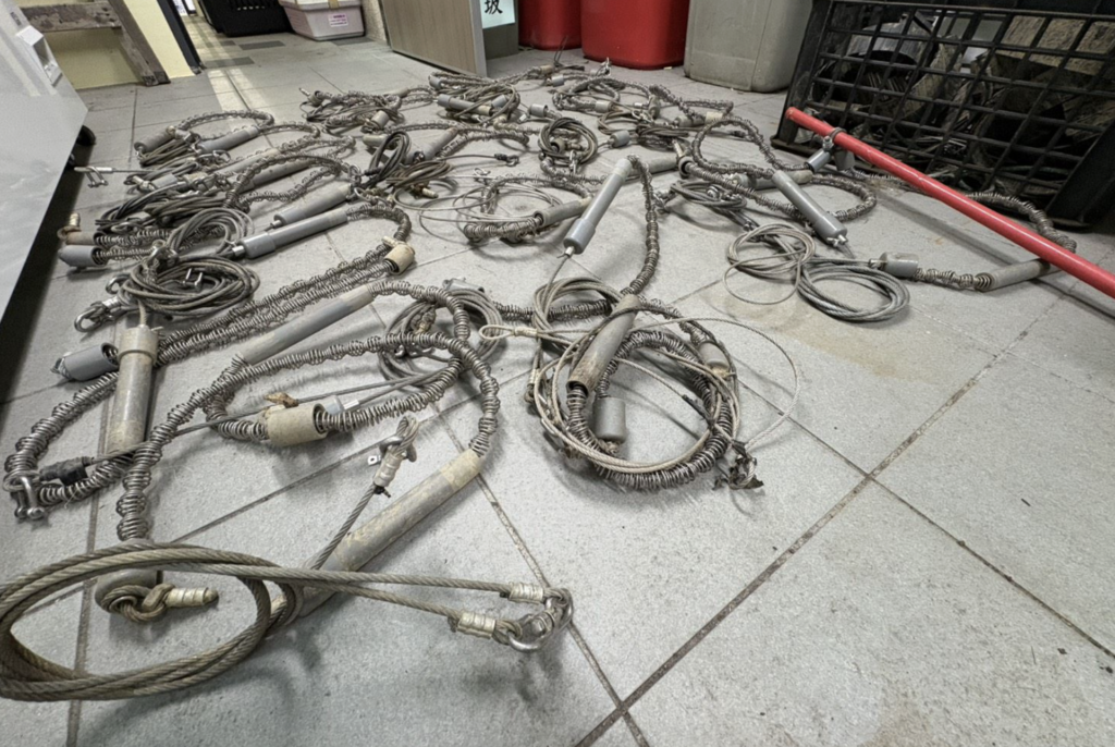 山區獸鋏與山豬吊嚴重威脅動物生活，若中陷阱傷致見骨，甚至要截肢保命，為減少悲劇發生，新北市動保處實施「民眾繳交獸鋏及金屬套索獎勵計畫」，民眾如發現獸鋏或山豬吊可協助觸發及拆除陷阱並送交，即可申請新台幣 100 至 150 元獎勵金，減少動物遭到傷害。