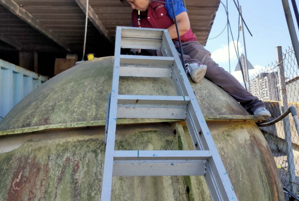 靠著呼救聲順利脫困。新北市新店區安平路有隻灰黃白三花貓疑似被大貓追趕，不慎掉入約 2 公尺的大型廢棄水桶，無法自行脫困大叫哭喊求助，新北市動保處接獲通報隨即派員救援，小貓有輕微脫水現象，經過治療已恢復，預計 4 月將開放民眾認養。