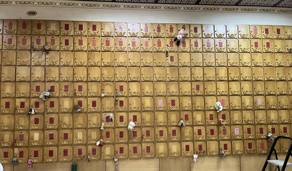 毛孩成為家庭的一份子，殯葬需求也隨之提升，市場上陸續出現寵物塔位、骨灰樹葬等多元紀念方式，有部分業者以「永久使用權」或「終身契約」作為行銷訴求，吸引飼主投入高額費用。由於寵物殯葬業皆為民營，新北市動保處提醒，民眾於簽訂相關契約前應審慎評估內容，以避免日後衍生消費爭議，影響自身權益。