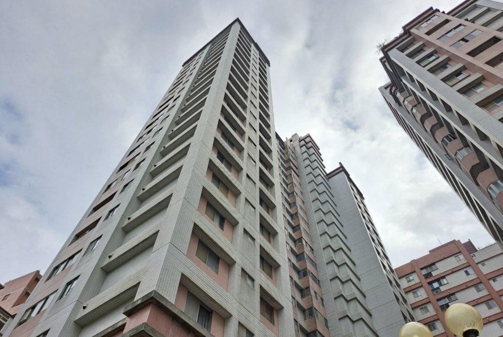 新北市淡水區一棟大樓傳出貓咪連日哀嚎聲，經社區管理委員會多日巡查，發現一隻小黑貓受困於 22 樓女兒牆外側屋簷，處境危急。新北市動保處接獲通報派員協助，所幸經歷 3 小時的救援，順利將貓隻平安救下，後續安排獸醫治療照護。