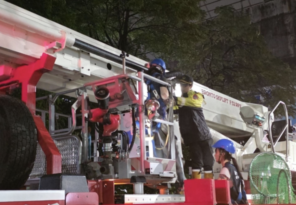 新北市汐止區一位民眾日前發現有一隻小在公車牌對面的樹上待了 2-3 天，遲遲未離開，意識到小貓可能受困，協助通報救援。新北市動保處立即派員與警消合作，搭乘雲梯將受困小貓順利救下。