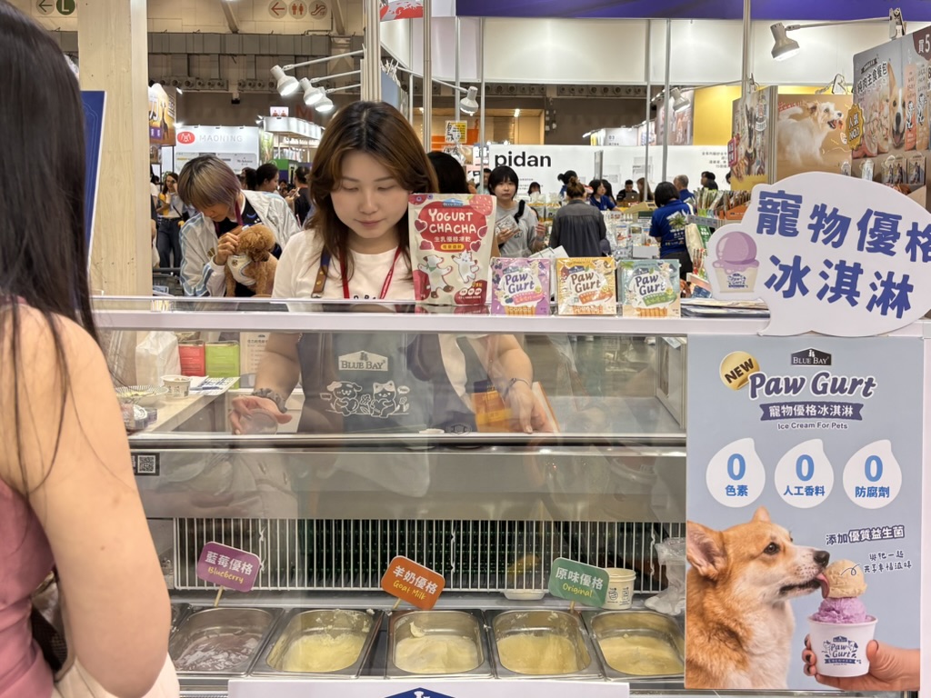 台北最大寵物展「8 個必逛亮點」 寵物冰淇淋、廣志腳味貓草玩具,還有宮廟能求籤! 年度最大寵物盛事開跑!2026 展昭台北寵物用品展 7/3-7/6 於南港展覽館 1 館 1 樓與 4 樓盛大舉行,集結超過 2100 個攤販、2200 個豐富品牌,一次滿足飼主幫毛孩補齊食衣住行育樂等生活用品的需求。這次展出的品項眾多,為了讓飼主更快了解此次寵物展有哪些好逛的品牌,Heho Pets 在搶先體驗觀展後特別整理出 8 個必逛亮點,帶著毛爸媽更快掌握哪些攤位不能錯過!