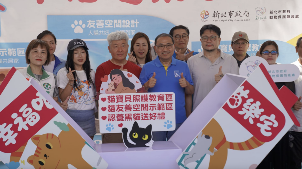 全台寵物飼養數量超越新生兒，動物福祉和飼主責任更受重視，新北市打造全國首座「幸福喵樂宅－貓友善空間示範區」，今（17）日由市長侯友宜掛牌啟用，館內以「貓咪生命時間軸」為主題，從幼齡、成年到老齡介紹不同生命階段的照護重點，並設置開放空間給有意願領養貓咪的民眾前去互動。